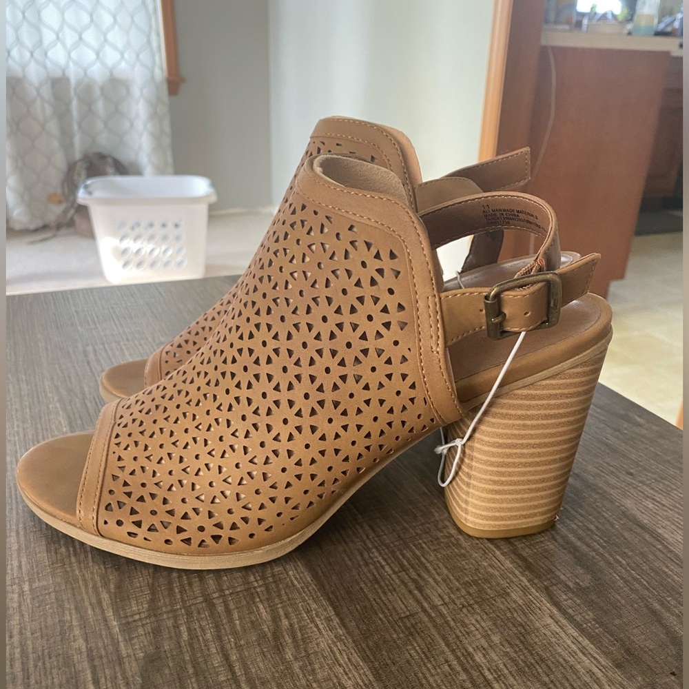 NWT Women’s Sandals Size 11